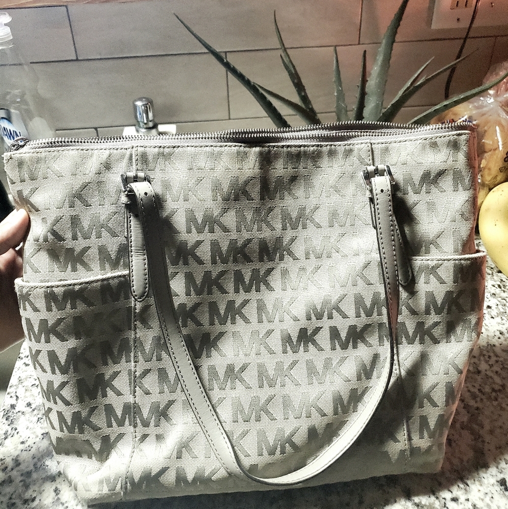 ♡ Micheal Kors purse